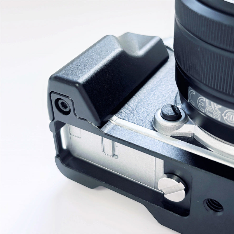black metal hand grip bottom on fujifilm xm5