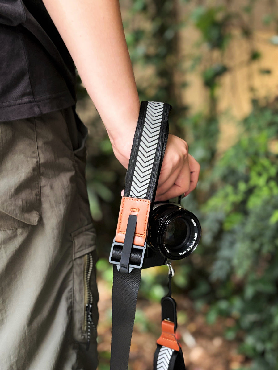 Adjustable padded shoulder strap for mirrorless camera